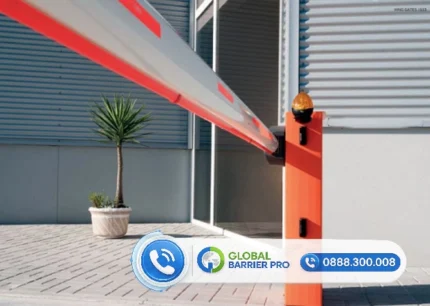 Đèn LED cảnh báo gắn dọc trên tay cần barrier