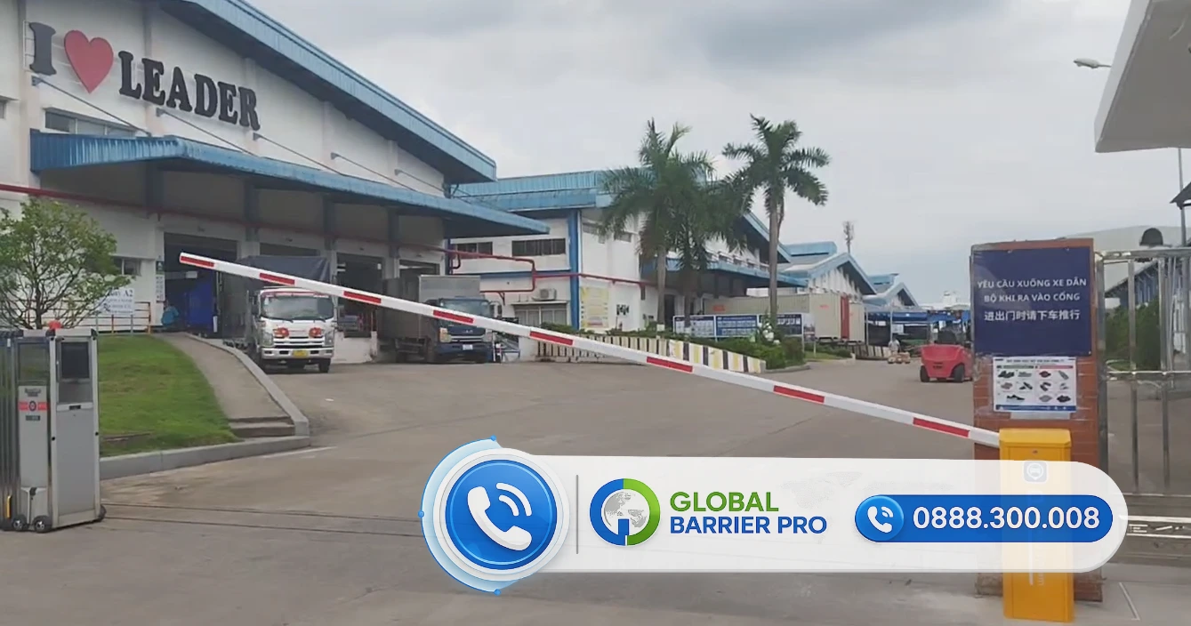 Hệ thống rào chắn tự động tại nhà máy LEADER với biển báo và logo Global Barrier Pro