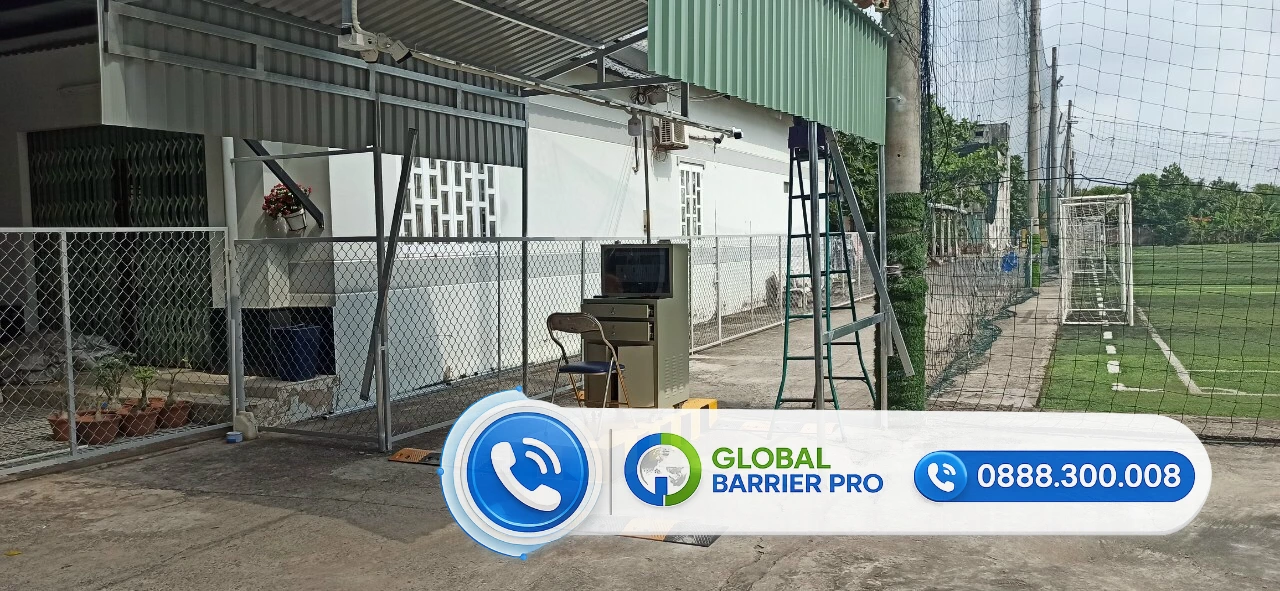 Hệ thống rào chắn an ninh tại khu vực sân bóng đá kết hợp nhà xưởng công nghiệp
