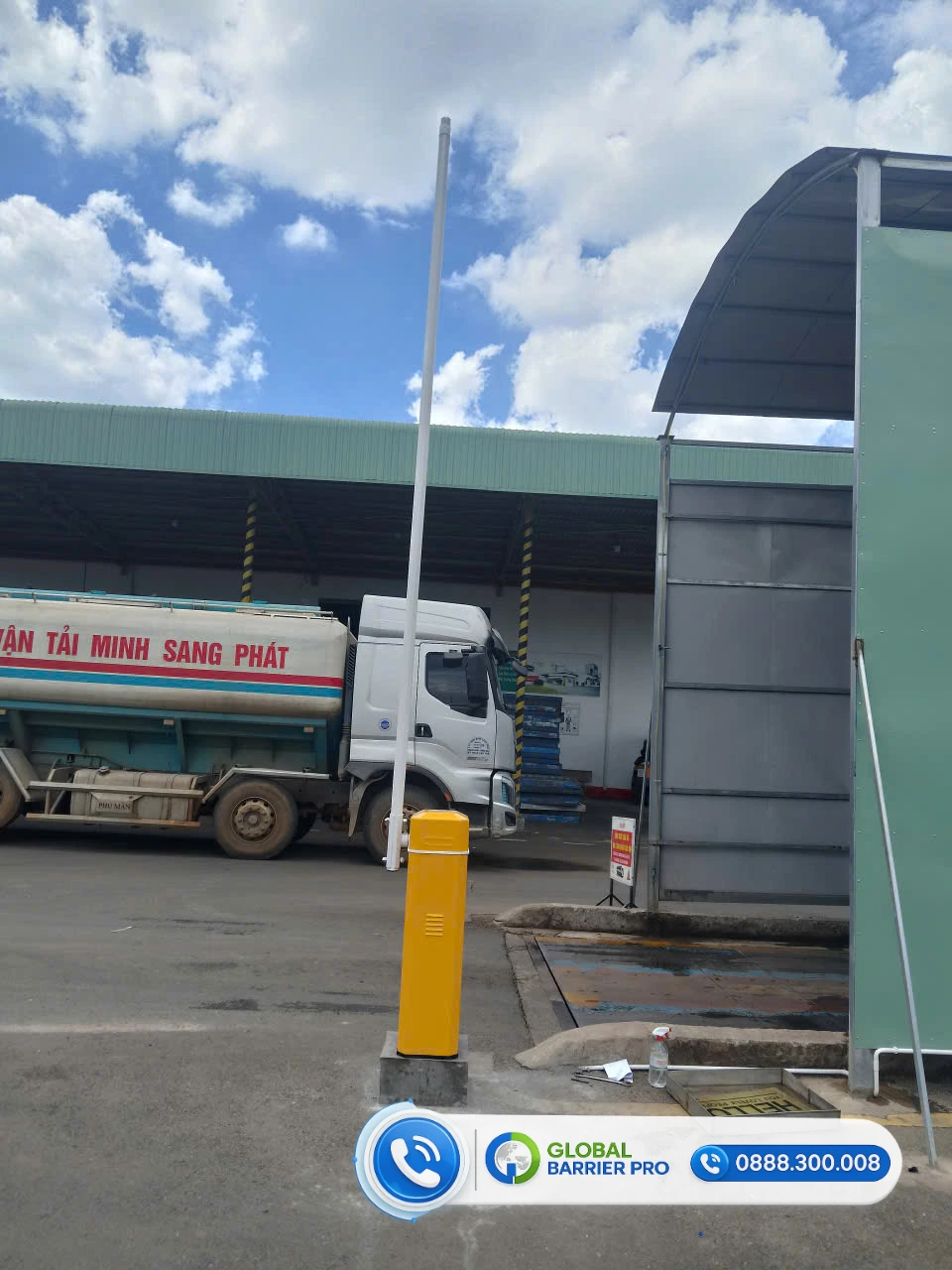 Hệ thống rào chắn tự động tại khu công nghiệp với biển báo cấm đỗ xe và logo Global Barrier Pro