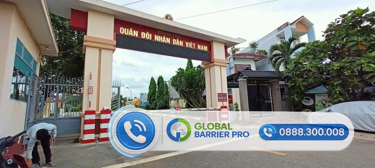 Hệ thống barie tự động tại trụ sở Quân đội Nhân dân Việt Nam đang được lắp đặt